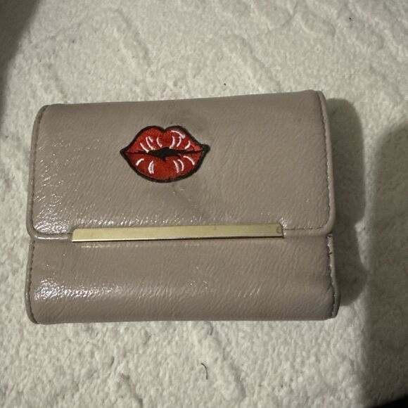Safe Keeper Tri-Fold Wallet Zippered Coin /Card Slots Beige W/ Red Lips Sz 5X4X1 - Picture 4 of 10